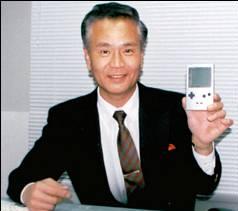 Gunpei Yokoi mostrando el Game Boy